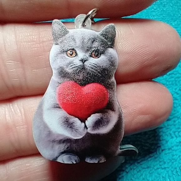 Cute grey cat with red heart wire dangle earrings - Picture 1 of 3